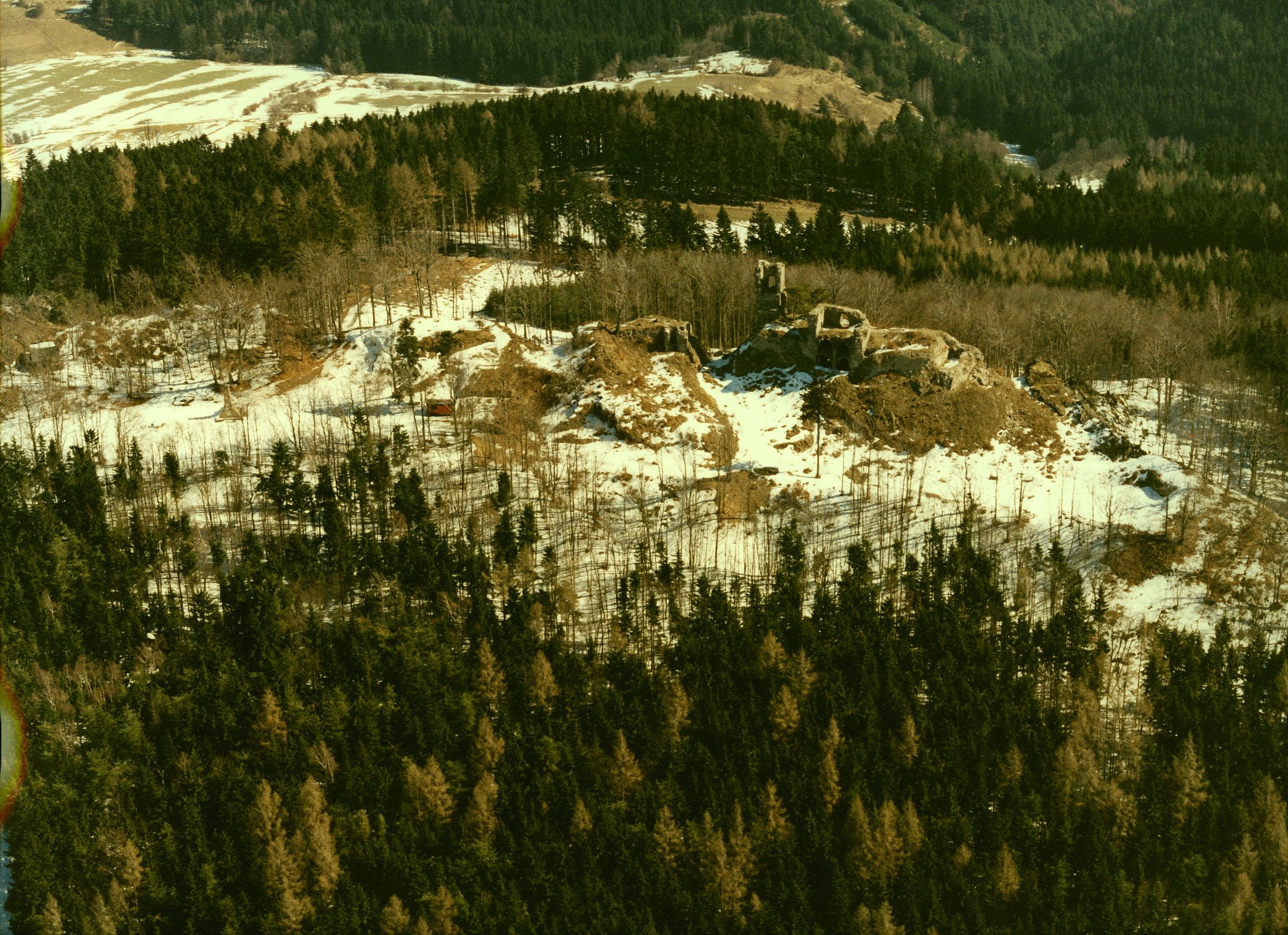 letecký pohled na Zubštejn 28.3.1996